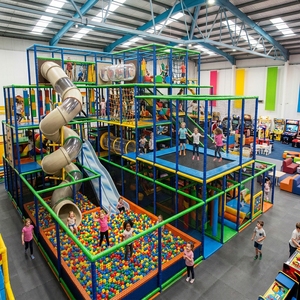 Équipement de terrain de jeu intérieur sur mesure, qualité commerciale durable, directement de l'usine, pour les centres de jeux intérieurs FEC - Product Image 1