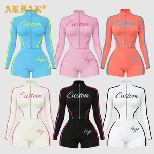 Completo da donna Y2K personalizzabile con logo, all'ingrosso, con giacca crop top aderente con cerniera in metallo e pantaloncini, set due pezzi - Product Image 1
