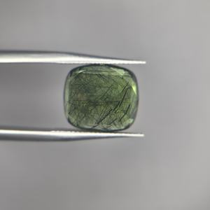 Peridoto Natural de Calidad Superior al por Mayor, Piedra Preciosa Brillante de 10.45 Quilates, Verde Intenso con Hilos de Rutilo Dorado, Corte Cojín Facetado - Product Image 2