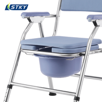 Chaise de toilette pliante portable avec dossier et assise rembourrée en cuir pour les patients alités souffrant de troubles aux jambes et aux pieds