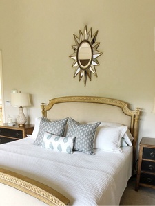 Letto King size in legno massello di rovere intagliato retrò in stile francese di lusso - Product Image 6