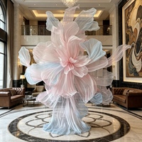 Installation de fleurs géantes en organza rose avec dégradé de couleurs pour toile de fond de mariage, vitrine de centre commercial et décoration de scène événementielle