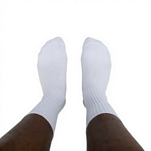 Chaussettes de sport blanches personnalisées antidérapantes respirantes et rembourrées pour la course, le football et le tennis - Product Image 2