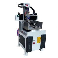Petite machine de gravure CNC adaptée à la production manuelle de divers matériaux par des particuliers