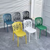 Chaise de salle à manger d'extérieur empilable en plastique certifiée ISO9001 pour patio, bistrot, café, restaurant, loisirs, OEM ODM