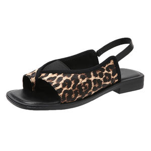 2024รองเท้าแตะแพลตฟอร์มกลางแจ้งพิมพ์ลายเสือดาวสำหรับผู้หญิงแฟชั่นสไตล์ยุโรปอเมริกันไซส์ใหญ่พิเศษหนีบนิ้วเท้าส้นเตี้ยหัวสี่เหลี่ยม - Product Image 5