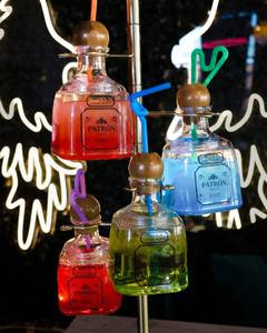 Exhibidor de Botellas de Tequila Transparente Personalizado, Soporte Metálico para Botellas de Corralejo, Herradura y Cabo Wabo - Product Image 5