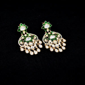 Pendientes Colgantes Kundan Verdes 12216, Pendientes Étnicos Florales de Latón Chapado en Oro, Pendientes Indios para Bodas y Fiestas para Mujeres - Product Image 1