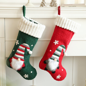Chaussettes de Noël en gros, chaussettes en peluche flocon de neige avec Tomte 3D et bordure en fausse fourrure pour décoration de cheminée - Product Image 2