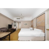 Hôtel de luxe ultra-luxe Platinum Resort, chambre standard blanche avec lit queen size, ensemble de meubles modernes, suite de chambre, appartement