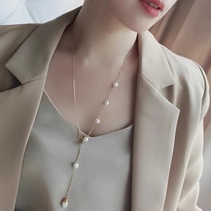 Collar de Perlas de Agua Dulce Pequeñas y Lujosas con Cadena Larga Ajustable, Estilo Único para un Toque Elegante en Suéteres Largos - Product Image 1