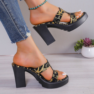 Sandalias de plataforma con estampado dorado para mujer, con tacón grueso y punta abierta, estilo mule, para verano. - Product Image 4