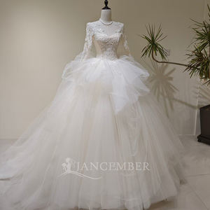 Robes de mariée bouffantes LY145 Princess à manches longues avec broderie en dentelle - Product Image 1