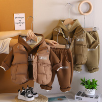 Tenue assortie confortable pour l'hiver pour les tout-petits garçons, sweat-shirt à capuche avec gilet matelassé et pantalon de jogging uni