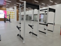 Banco de gimnasio multifuncional de titanio para curl de piernas, extensión, curl de bíceps, máquina de remo con selección de carga por pin para pecho y brazos, y simulador de escaleras