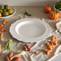 Assiettes jetables élégantes en plastique PP de qualité alimentaire avec bordure en dentelle pour événements de restauration et traiteur, vente en gros pour restaurants et traiteurs