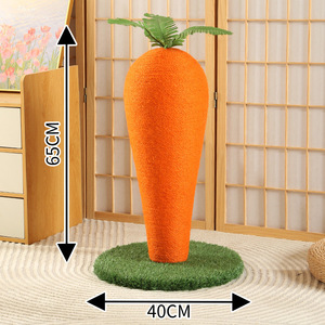 Joli griffoir pour chat en forme de carotte pour chats d'intérieur - Arbre à griffer en sisal naturel avec base en herbe - Product Image 1