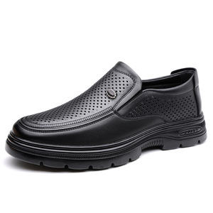 Mocasines de cuero perforado negros para hombre, zapatos casuales de suela suave sin cordones para uso informal - Product Image 5