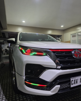 Feux de jour spécifiques au véhicule Toyota Fortuner, haute luminosité, RGB, blanc et jaune, fonction de clignotant
