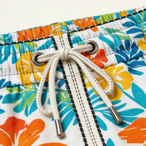 Costume da Bagno da Uomo con Stampa Tropicale Personalizzata OEM, Produttore di Pantaloncini da Surf con Motivi Floreali e Palme - Product Image 4