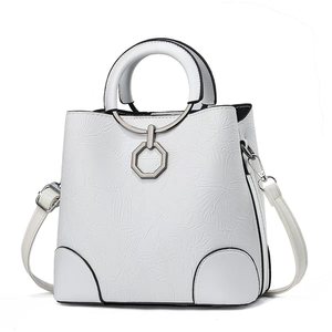 Sacs à main pour femmes en cuir PU brillant de haute qualité, à bandoulière, avec pendentif fleur, vente en gros - Product Image 4