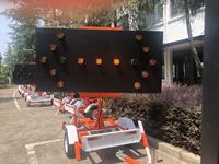 Panneau de sécurité électrique Led Bar Panneau de signalisation Réflecteur Oeil de chat Route Énergie solaire Flèche jaune Lumière clignotante