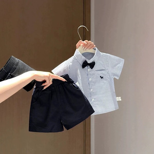 Set di camicia e pantaloncini estivi per ragazzi in stile preppy, elegante completo in 2 pezzi di ispirazione coreana con papillon - Product Image 1