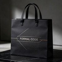 Sac de shopping en papier carton blanc de haute qualité, impression CMYK personnalisée pour l'emballage de vêtements de boutique