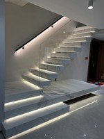 Escaliers à marches empilées au design moderne populaire, marches en pierre de marbre de quartz de luxe avec éclairage LED, garde-corps en verre, escalier en gros