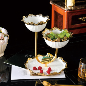 Plato de cerámica escalonado con borde dorado para servir postres en la sala de estar y en hoteles - Product Image 1