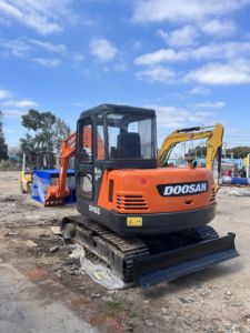 Excavatrice hydraulique d'occasion Doosan DH55 de marque coréenne, godet de 0,21 m³, machine de terrassement, performance fiable pour le jardinage et les pipelines - Product Image 3