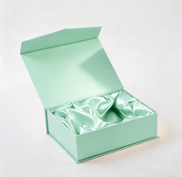 Boîte cadeau magnétique vert menthe à plat, peu encombrante, personnalisable, pliable, en carton rigide avec doublure en ruban de satin