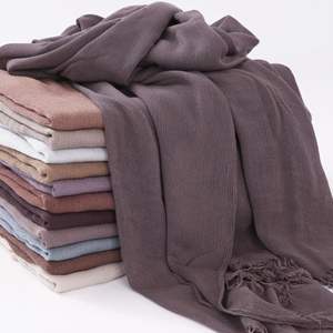 Zifeng OEM moda 100% rayón Color sólido doblado fino arruga fina transpirable suave bufanda pañuelo chal - Product Image 1