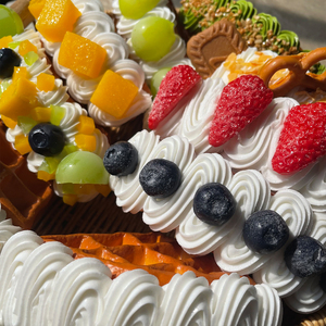 Gaufre belge festonnée à la main faux modèle alimentaire avec décoration de crème de fruits frais fraise en plastique - Product Image 2