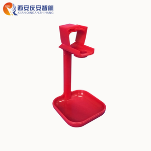 Bebedero <span class=keywords><strong>de</strong></span> Plástico PP <span class=keywords><strong>de</strong></span> Alta Calidad para Aves <span class=keywords><strong>de</strong></span> Corral, Ahorrador <span class=keywords><strong>de</strong></span> Agua, con Taza <span class=keywords><strong>de</strong></span> Goteo para Tubo Cuadrado, Precio <span class=keywords><strong>de</strong></span> Fábrica QZH - Product Image 1