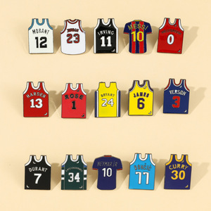 Broche en émail personnalisée style maillot <span class=keywords><strong>de</strong></span> basket-ball <span class=keywords><strong>de</strong></span> dessin animé, badge <span class=keywords><strong>de</strong></span> supporter sportif pour sacs, vêtements et accessoires <span class=keywords><strong>de</strong></span> bijouterie - Vente en gros - Product Image 1