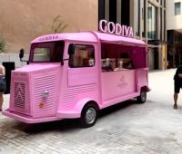 Fourgon alimentaire électrique spacieux et personnalisé avec fenêtre de service supplémentaire, prêt à l'emploi pour la restauration, idéal pour les confiseries et les opérations multi-sites de marques.