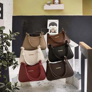 Bolso de hombro de piel de vaca para mujer, de material duradero y con logotipo personalizado a precio económico. - Product Image 3