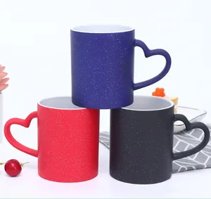 Tasse en céramique par sublimation vente en gros tasse à changement de couleur par transfert à chaud avec poignée en forme de cœur tasse magique de 11oz