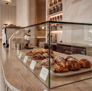 Diseño de Interiores de Cafetería de Lujo Estilo Wabi-Sabi |   Solución de Diseño para Cafetería Boutique con Madera Curvada, Microcemento y Detalles en Latón - Product Image 4