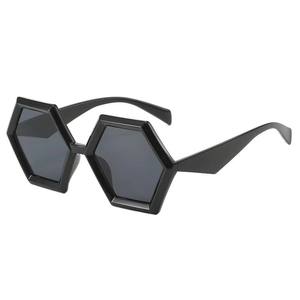 แว่นกันแดดทรงเหลี่ยมแฟชั่นพังก์ UV400 สีแดง โลโก้สั่งทำได้ ยูนิเซ็กส์ หรูหรา สำหรับชายหาด - Product Image 2