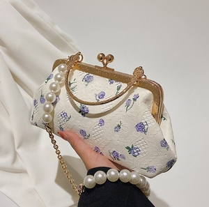 2025 delicados bolsos florales bordados para mujer chino Retro portátil mensajero versátil perla cena fiesta banquete bolsas - Product Image 3