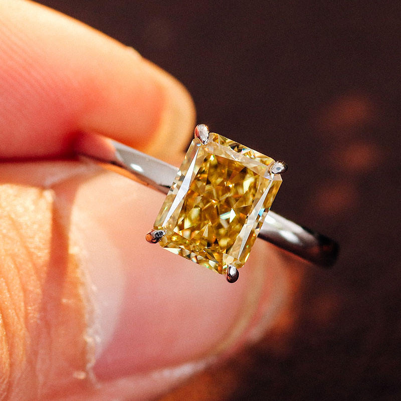 Anillo de oro macizo de 10 quilates con moissanita