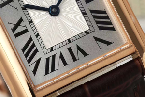 Reloj mecánico automático, moderno y elegante, con esfera blanca plateada grabada, correa de cuero con estampado de cocodrilo marrón oscuro, resistente al agua - Product Image 4