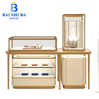 Ensemble de vitrine à bijoux avec cadre doré et système de comptoir en verre pour boutique de luxe, mobilier de magasin