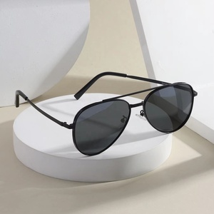 Erkek Yeni Siyah Güneş Gözlüğü Mavi Metal Çerçeve Yüksek Kaliteli TAC Polarize Lensler Özel Logo Lensli Şık <span class=keywords><strong>Pilot</strong></span> Altın - Product Image 6