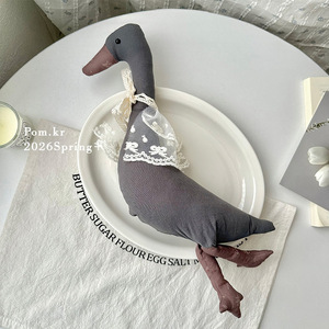 Peluche Canard en Lin Élégant avec Col en Dentelle et Écharpe Brodée, Jouet Décoratif pour la Maison - Product Image 3