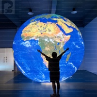 Globe terrestre gonflable géant personnalisé de 4 m avec éclairage LED, sphère réaliste de la carte du monde pour exposition muséale, événement, marque