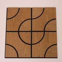 Panel Acústico de Madera con Borde Ondulado Irregular para Reducir el Tiempo de Reverberación en Espacios de Gran Volumen como Atrios