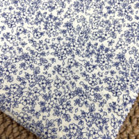 Tela de Algodón Seersucker con Estampado Floral Azul Marino, 80GSM 80S, Ligera y Transpirable, Disponible al por Mayor para Vestidos y Blusas